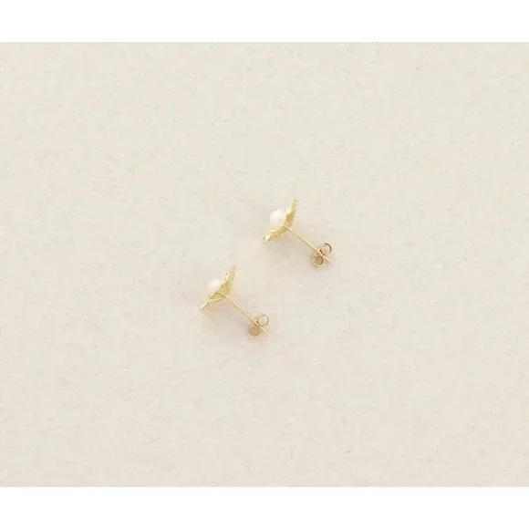 14k Yellow Gold Freshwater Seed Pearl Flower Earrings Stud Post 3/8" - Picture 6 of 7